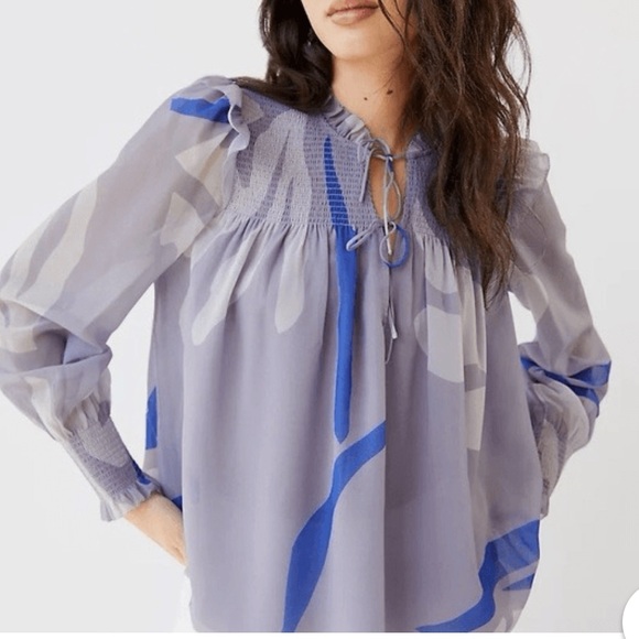 Wilfred Tops - Aritzia Wilfred Castello Blouse
Lavender Abstract Print Tie Neck
Top Medium